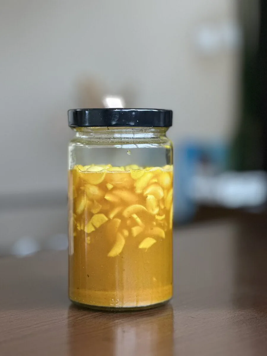 Домашен буркан с чесън, мед и куркума